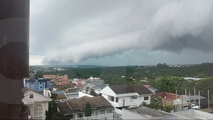 Monstro no céu: nuvem gigante assusta moradores de Cascavel