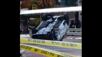 마주 오던 차 피하려다 승용차 전복...2명 경상 / YTN