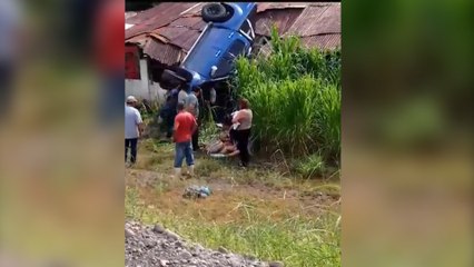 tn7-¡Milagro en Parrita! Carro sale volando y queda sobre techo de casa-281124