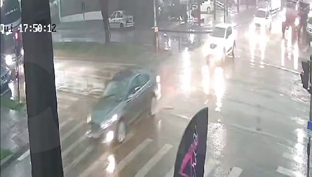 Veja o momento em que galho de árvore cai e quase atinge veículo na Avenida Assunção