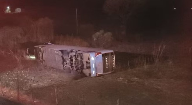 Ônibus que transportava passageiros tomba entre as cidades de São José de Piranhas e Cajazeiras