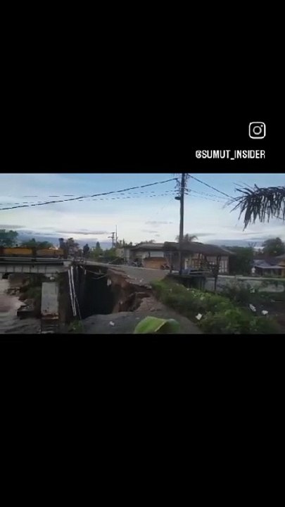 Akibat Debit Air yang terus tinggi, Jembatan di Titi Payung Kabupaten Deliserdang Kecamatan Hamparan Perak pinggirannya jebol