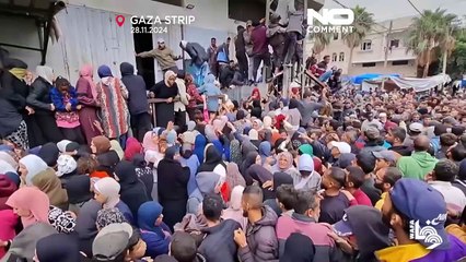 Gaza, centinaia di palestinesi in fila per un sacchetto di pane