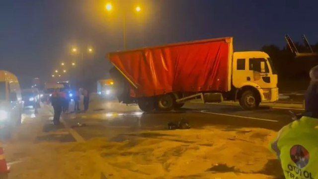 Hadımköy TEM’de yakıt tankeri kamyona arkadan çarptı: Trafik durma noktasına geldi