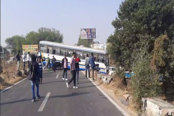Jhunjhunu Accident: स्कूली बच्चों को बचाने के चक्कर में पेड़ से टकराई बस, पुलिया में फंसी, घंटों लगा जाम, देखें VIDEO