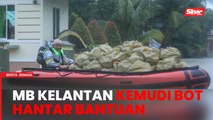 MB Kelantan redah hujan, kemudi bot bawa bantuan makanan