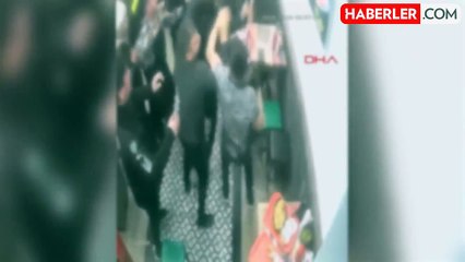 Taksim'de sevgilisini darbeden kişiyi garsonlar tekme tokat dövdü