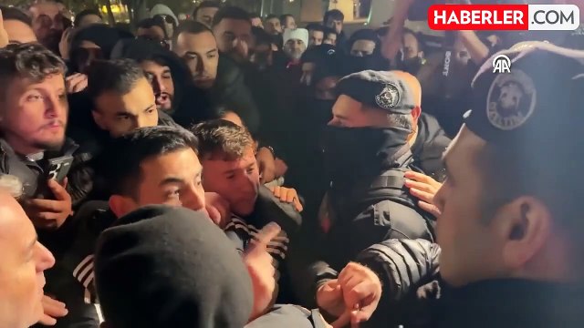 Beşiktaş taraftarı gece yarısı havaalanına hesap sormaya gitti