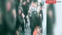 Taksim'de sevgilisini darbeden kişiyi garsonlar tekme tokat dövdü