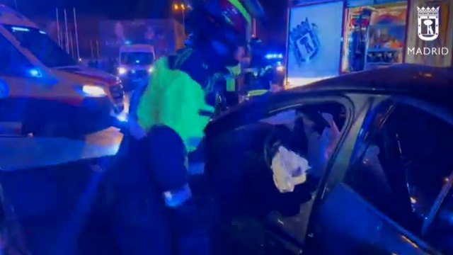 Muere un joven y otro resulta gravemente herido al ser atropellados en una marquesina en Madrid