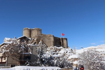 Oltu'da kar ve gökyüzünün muhteşem ahengi!