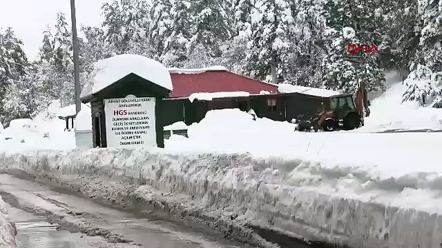 Kuraklık nedeniyle dibi görünen Abant Gölü kar gelinliğini giydi