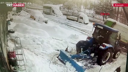 Çatıda biriken kar lastik tamircisinin üzerine düştü