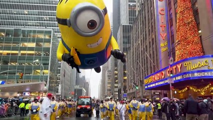 A New York, la parade de Thanksgiving défile sous une pluie battante