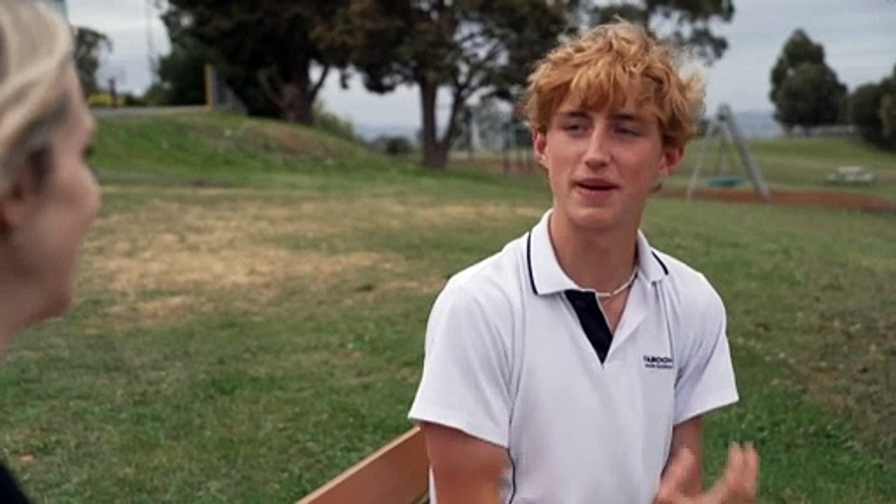 Australia becomes first country to ban under 16s from social media