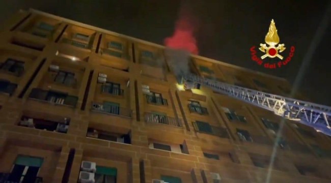 Napoli, incendio in un B&B in Piazza Municipio: muore una ragazza (29.11.24)