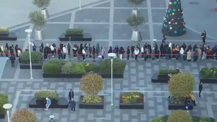 Esenyurt’ta AVM’de ‘Şahane Cuma’ kuyruğu