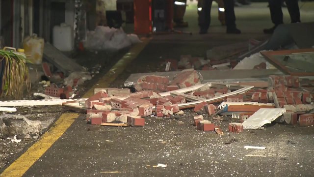 성남 신흥동 2층 주택 붕괴...인근 주민 대피 / YTN