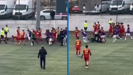 Fatih'te U16 maçında futbolcuların tekmeli yumruklu kavgası kamerada