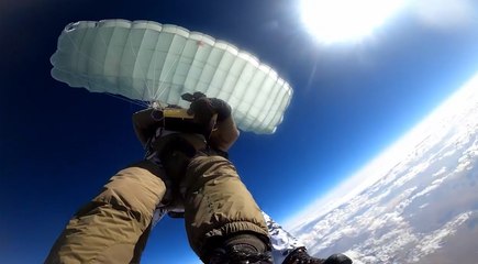 ロシアのパラシュート隊員が10,120メートルのジャンプで世界記録を樹立