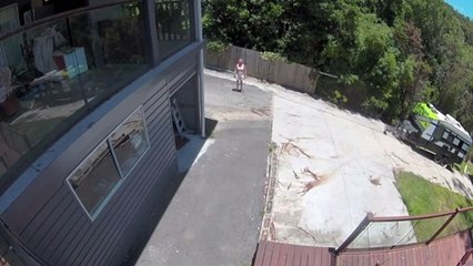 Elle ouvre la porte de son garage, un énorme python se jette sur elle