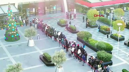 İstanbul'da ''Şahane Cuma'' çılgınlığı: Sabahın köründe sıraya girdiler