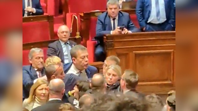 Extrême tension à l’Assemblée, une bagarre entre des députés évitée de justesse
