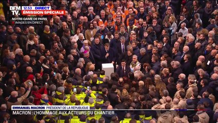 “Vous avez transformé le charbon en art”: Emmanuel Macron salue le travail des ouvriers de Notre-Dame
