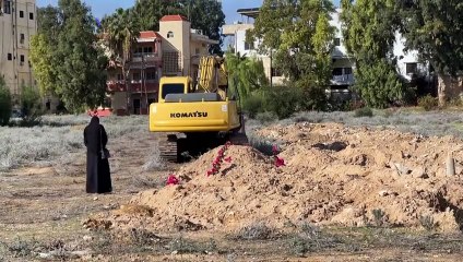 لبنانيون يزورون مقابر جماعية في صور بعد وقف إطلاق النار