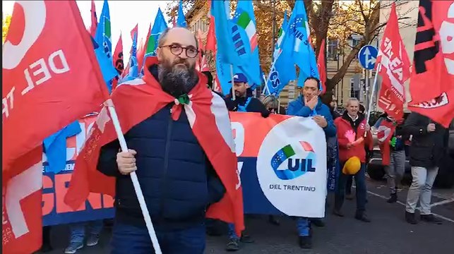 Musica, slogan, bandiere: il corteo dei sindacati per lo sciopero generale