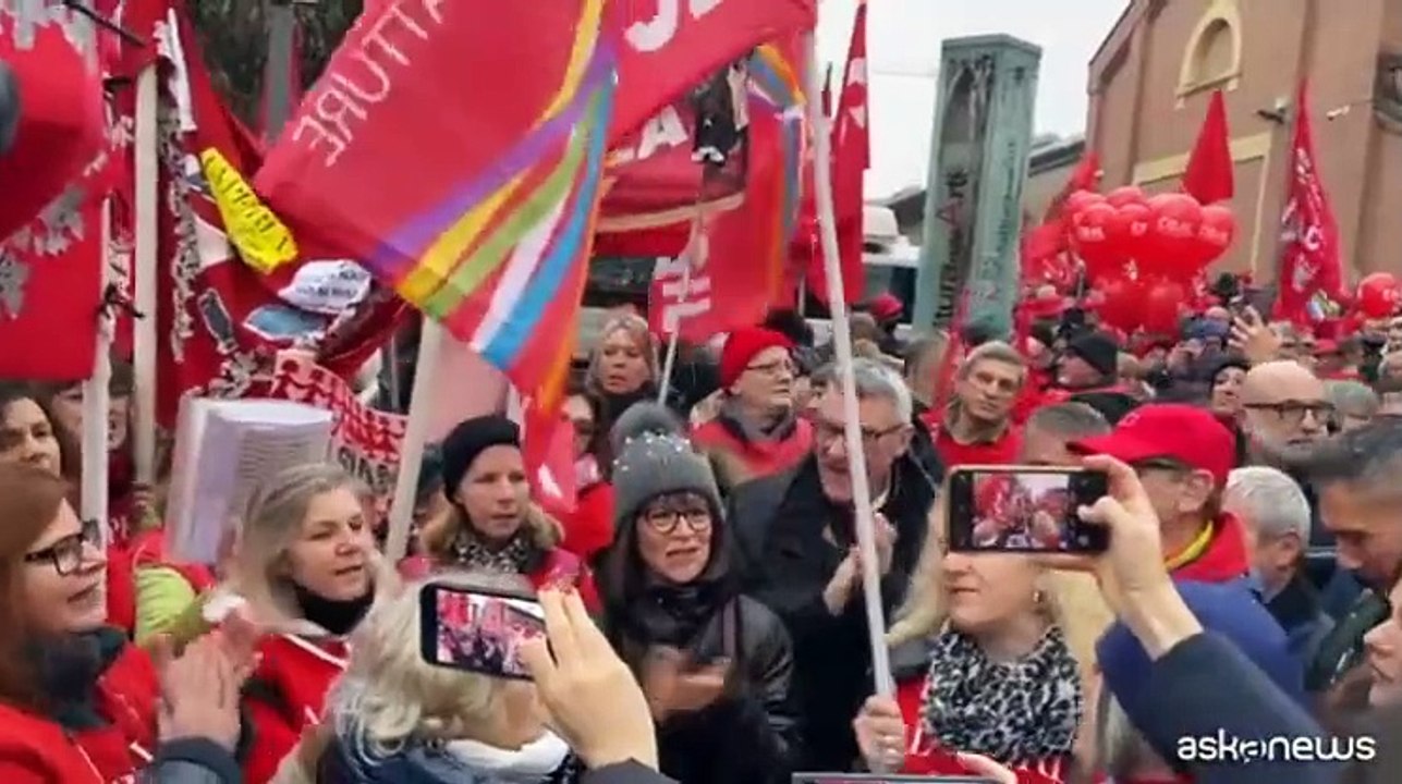 Sciopero, a Bologna Landini canta con le lavoratrici de "La Perla"