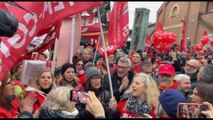 Sciopero, a Bologna Landini canta con le lavoratrici de 