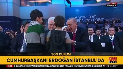 Filistinli çocuklar Cumhurbaşkanı Erdoğan’a hediye etti! Konuşması boyunca kürsüde tutuldu | Video Haber