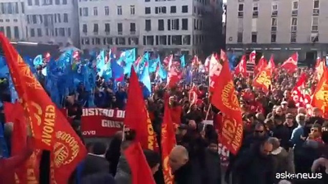 Sciopero generale, la manifestazione dei sindacati a Genova