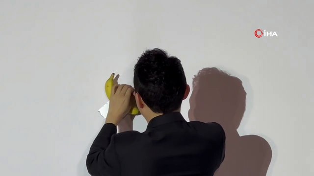 Justin Sun, 6.2 milyon dolara satın aldığı bantlı muzu keyifle böyle yedi