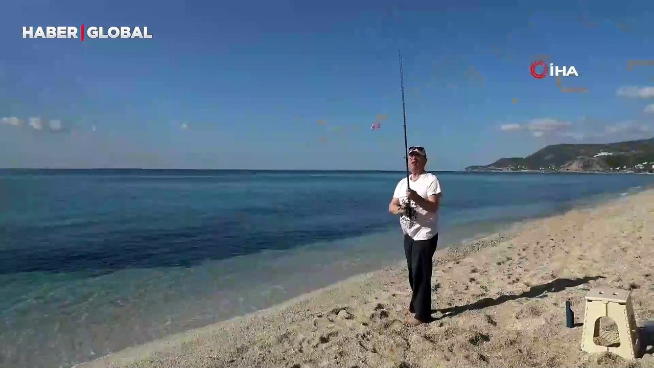Birçok şehir kışı yaşarken, Antalya'da denize girdiler