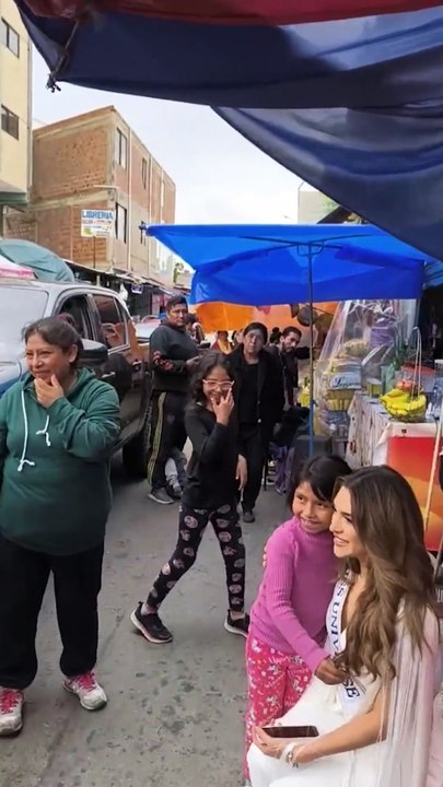 La Miss Bolivia, Juliana Barrientos, visitó a su ‘caserita’ en el mercado de Tiquipaya