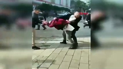 Sokak ortasında taksiciye ''taciz'' dayağı