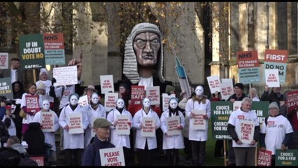 Londra, protesta contro la proposta di legge sulla morte assistita