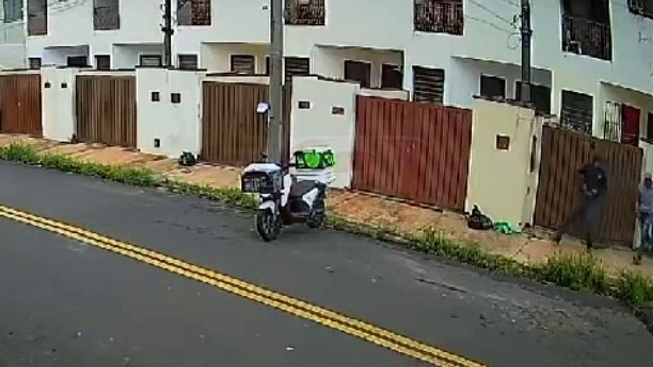 Câmera de segurança registra fuga de assaltantes de banco; veja vídeo
