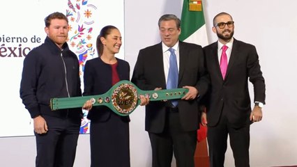 Canelo Álvarez se presenta en La Mañanera de Claudia Sheinbaum para entregarle un cinturón de 'Campeona Mundial'
