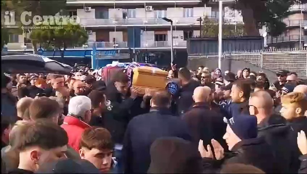 L'addio al leader dei tifosi: bandiere, fuochi d'artificio, fumogeni e corteo con il feretro