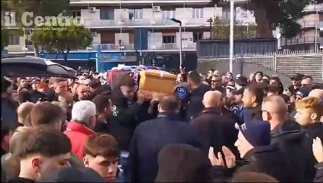 L'addio al leader dei tifosi: bandiere, fuochi d'artificio, fumogeni e corteo con il feretro