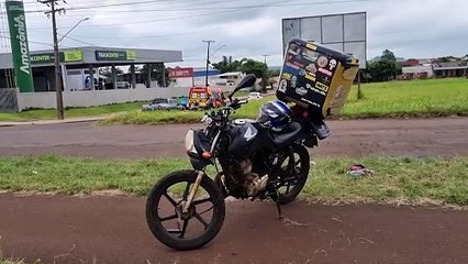 Motociclista fica ferido ao se envolver em acidente com Saveiro na marginal da BR-277