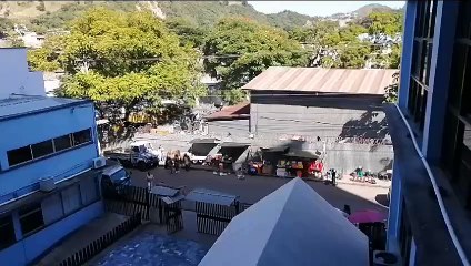 Captan momento en que chimbo de gas explota en puesto de comida frente al IHSS