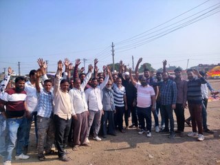 पार्किंग के नाम पर जगह-जगह लगाए पाइप, मेला व्यापारियों ने किया विरोध प्रदर्शन