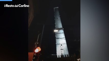 Natale a Bologna, si illumina la Torre degli Asinelli: il video
