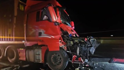 경부고속도로 옥천휴게소 인근에서 트레일러가 화물차 추돌 / YTN