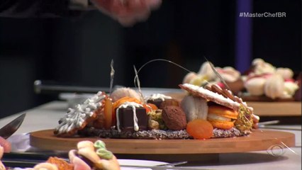 Fogaça diz que guirlanda de César parece "árvore de natal"