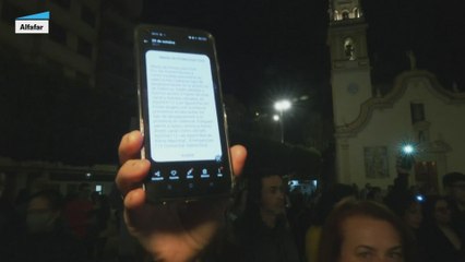Cientos de personas recuerdan a las víctimas y hacen sonar una alarma